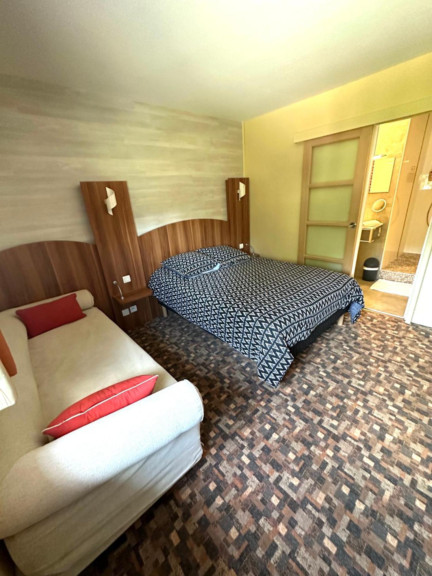 Hotel Roc Land Les Portes du Coglais 外观 照片
