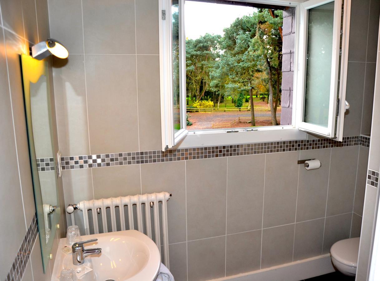 Hotel Roc Land Les Portes du Coglais 外观 照片